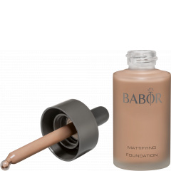“Folyékony púder” az élénk matt arcbőrért. Mattifying Foundation Almond Beige